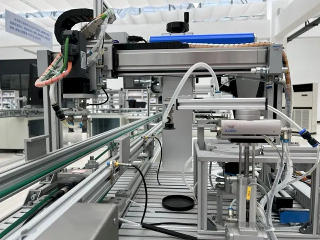 Ipari gép mechanikus szerkezete közelről, korszerű gyártóüzemi környezetben